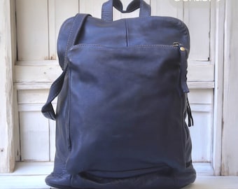 Uniwersalny skórzany plecak z miękkiej, granatowej włoskiej skóry spranej. Noszony jako plecak, torba na ramię lub przez ramię, Vintage Navy Bag.