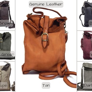 Puede incluir: Una colecci&oacute;n de siete bolsos bandolera de cuero genuino en varios colores, incluyendo marr&oacute;n oscuro, negro, verde militar, vino, topo, bronceado y gris oscuro. Cada bolso presenta un dise&ntilde;o enrollable, una correa con hebilla central y una bandolera.