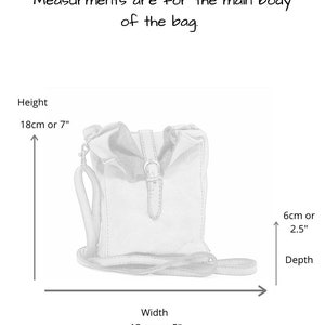 Puede incluir: Un bolso peque&ntilde;o con una correa de hebilla central, con una altura de 18 cm, un ancho de 13 cm y una profundidad de 6 cm. El texto dice: Measurments are for the main body of the bag. Height, Depth, Width. Las medidas son del cuerpo.