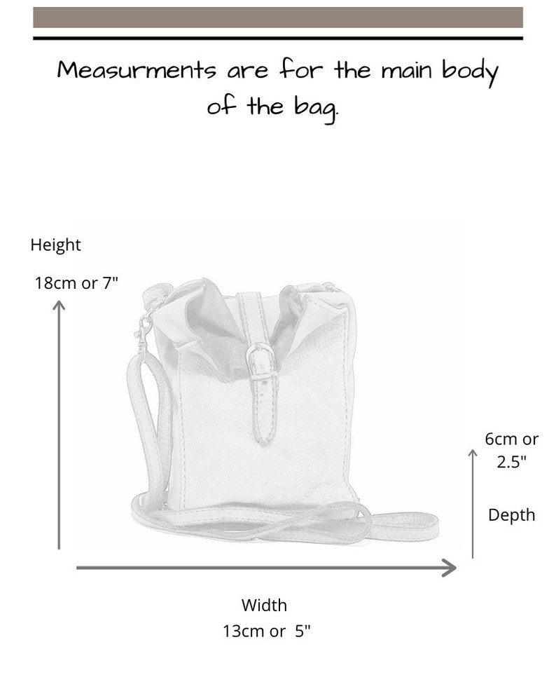 Puede incluir: Un bolso peque&ntilde;o con una correa de hebilla central, con una altura de 18 cm, un ancho de 13 cm y una profundidad de 6 cm. El texto dice: Measurments are for the main body of the bag. Height, Depth, Width. Las medidas son del cuerpo.