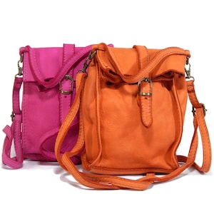 Puede incluir: Dos bolsos bandolera peque&ntilde;os de cuero, uno en rosa brillante y otro en naranja vibrante. Cada bolso cuenta con una solapa plegable con una correa vertical, un peque&ntilde;o cierre de hebilla met&aacute;lica y una correa fina ajustable con herrajes.
