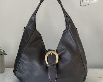 Torebka typu hobo z ultramiękkiej, pełnoziarnistej włoskiej skóry z klamrą w stylu vintage i dodatkowym paskiem.