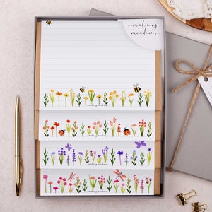 Letter Writing Set with envelopes | Gift Box or Flat Pack options | 32 writing paper sheets & 16 kraft envelopes in a ditsy floral design