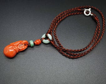 彫刻された赤珊瑚の瓢箪ペンダントネックレス：翡翠とスターリング 