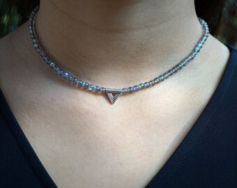 Collier de perles de labradorite, charme en fil triangle en argent sterling, labradorite flash bleu 4MM