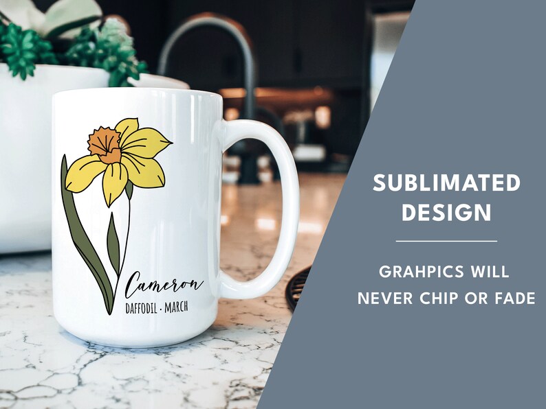 Peut inclure: Une tasse en c&eacute;ramique blanche avec un graphique de jonquille jaune et le texte "Cameron Daffodil - March". La tasse est sur un comptoir blanc. Le texte "Sublimated Design" et "Graphics will never chip or fade" sont en arri&egrave;re-plan.