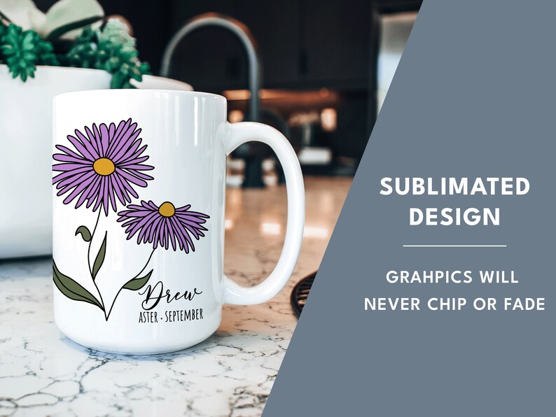 Puede incluir: Taza de cer&aacute;mica blanca con un dise&ntilde;o de flores moradas y el texto "Drew Aster - September". La taza est&aacute; sobre una encimera blanca.