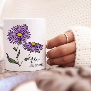 Puede incluir: Taza de cer&aacute;mica blanca con un dise&ntilde;o de flor de aster p&uacute;rpura y el nombre "Alex" con el texto "Aster - Septiembre".