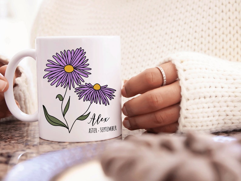 Puede incluir: Taza de cer&aacute;mica blanca con un dise&ntilde;o de flor de aster p&uacute;rpura y el nombre "Alex" con el texto "Aster - Septiembre".