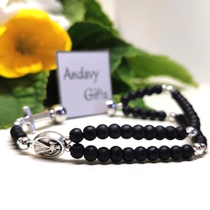 Zwarte aangepaste katholieke rozenkransarmband voor heren, kleine op maat gemaakte handgemaakte stretchrozenkrans met een medaille naar keuze | AndavyGifts Katholieke geschenken