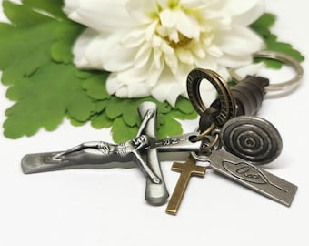 キリスト教の革製キーホルダー（十字架ペンダント付き）：信仰の贈り物