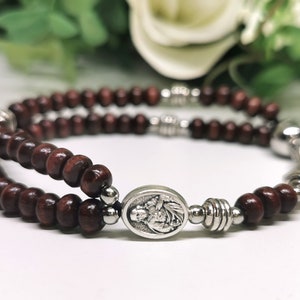Houten rozenkransarmband heilig hart Katholiek cadeau voor hem of haar | stretch rozenkrans met aangepaste heilige medaille | AndavyCadeaus