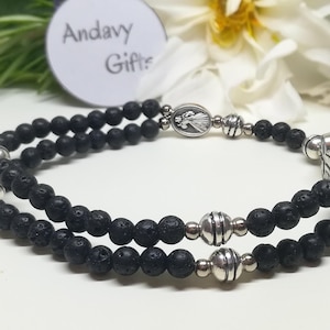 Pulsera de rosario con difusor de piedra de lava, pequeña y elástica, ideal para hombre o mujer. Regalos cristianos Andavy.