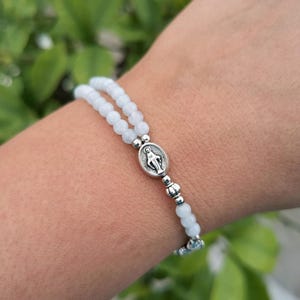 Helles samtblaues Miraculous Medaillen Rosenkranz Armband | winzige Aquamarinperlen & benutzerdefinierte katholische Medaille | AndavyGifts Christlichen Schmuck
