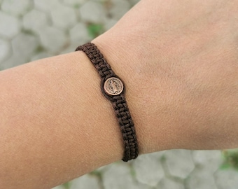Pulsera de macramé con medalla de San Benito / Regalo con dije de santo cristiano / AndavyGifts
