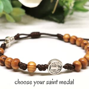 Perle de bois de Saint Benoît et bracelet de chapelet à croix latérale réglable avec médaille et croix de saint catholique personnalisées | AndavyCadeaux