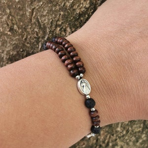 Katholieke rozenkransarmband voor heren of jongens cadeau voor hem | lavasteen en houten kralen | gepersonaliseerde inspirerende armband | AndavyCadeaus
