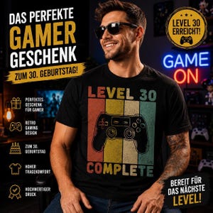Könnte beinhalten: Schwarzes T-Shirt mit Retro-Design eines Gamecontrollers und dem Text "LEVEL 30 COMPLETE". Das Shirt hat vertikale Streifen in Rot, Orange, Gelb und Türkis. Der Text "GAME ON" ist in Neon.
