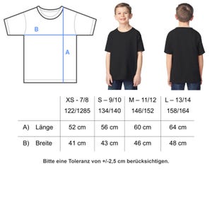 May include: Black t-shirts for children, with size and measurement details. The image includes front and back views of a child wearing the shirt, along with a size chart in centimeters. The chart shows length and width measurements.