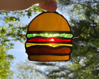 ステンドグラスのバーガーサンキャッチャー：手作りのグルメダイナーの