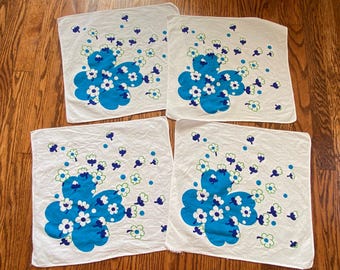 4 1960s Retro Flower Napkins, Summer Napkins, Vintage Napkins, Retro Napkins, Mid Century Kitchen, Flower Napkins, Retro Kitchen