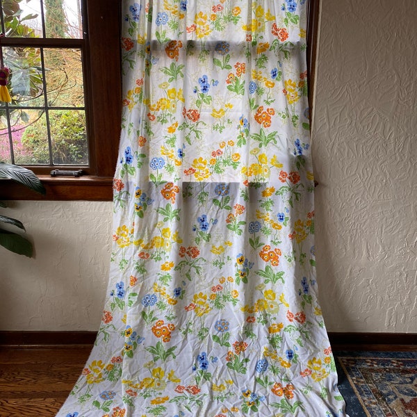 Price Drop! Mid Century Wildflower Bed Sheet for Upcycling / Cutter Cloth, Vintage Fabric, Cutter Fabric, 2.7 Yards in Length, Floral Fabric