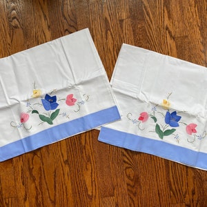1960s Hand Appliqued Flower Standard Pillowcases, Appliqued Pillowcases, Mid Century Bedding, Flower Pillowcase, Vintage Bedding