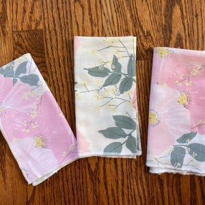 3 Pink Retro Flower Vera Neumann Napkins, Vera Neumann Napkins, Vera Neumann Linen, Vera Neumann, Shabby Chic Kitchen