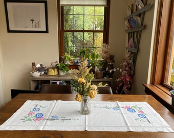 Vintage White Linen Cutwork Table Runner w/ Embroidered Cross Stitch Flowers, Flower Table Runner, Cross Stitch Table Runner, MCM Kitchen