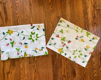 Vintage Strawberry Flower Standard Pillowcases, Vintage Strawberry Linens, Vintage Pillowcase, Strawberry Bedding, Strawberry Pillowcase