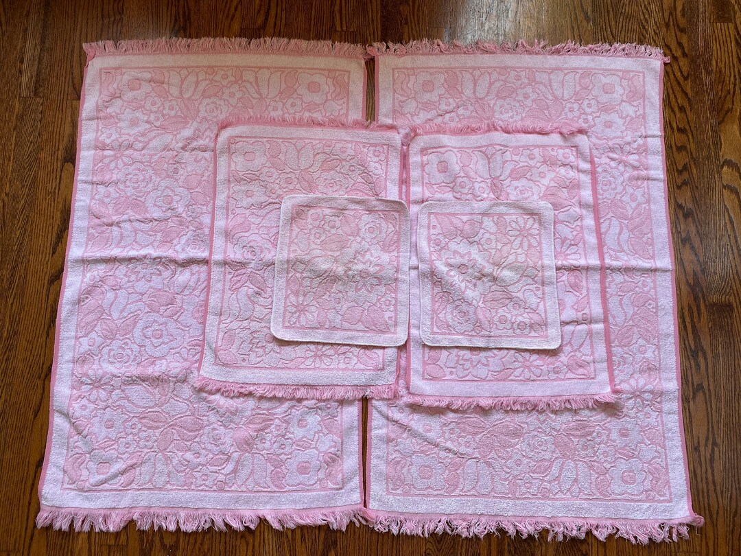 Pair of Callaway Pink Retro Flower Bath Towel Set, Callaway Bath Towel