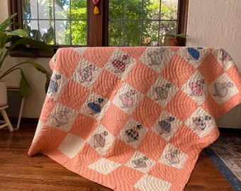 1930s Peach Sun Bonnet Sue Quilt, Sun Bonnet Sue Quilt, Sun Bonnet Sue, Girl Quilt, 1930s Quilt, Peach Quilt, Peach Decor