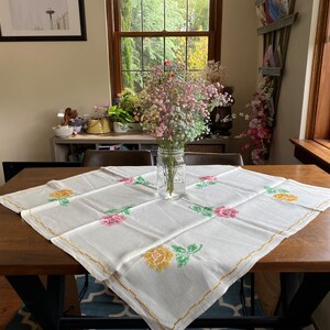 Vintage Cross Stitch Rose Linen Tablecloth, Cross Stitch Tablecloth, Vintage Rose Tablecloth, 1940s Kitchen, 1940s Tablecloth, Vintage Rose