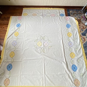 1920-30s Embroidered Appliqué Flower Coverlet, Embroidered Bedspread, Embroidered Bedsheet, Embroidered Coverlet, Victorian Bedroom Decor