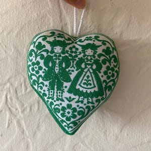 Può includere: Un set di tre tazze in ceramica con finitura opaca e macchiettata. Le tazze sono nei toni del crema, grigio chiaro e grigio scuro. Ogni tazza ha un design semplice e minimalista.