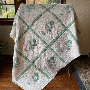 1980s Sun Bonnet Sue Quilt /Quilted Comforter w/ Ruffles, Sun Bonnet Sue Quilt, Sun Bonnet Sue, Girl Quilt, Quilted Comforter,