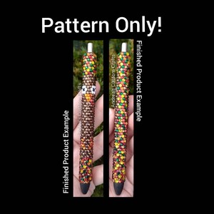 Può includere: Una penna perlata con un design a forma di tacchino. La penna è marrone, arancione, gialla e verde. La penna è decorata con perline e ha una punta nera. Il testo "Pattern Only!" è nella parte superiore dell'immagine. Il testo "Finished Product Example" è sui lati sinistro e destro dell'immagine.