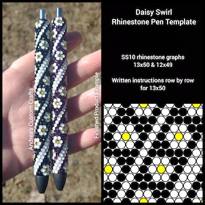 Pode incluir: Duas canetas cobertas de strass com um design de redemoinho de margarida. As canetas são pretas e brancas com strass amarelos e roxos. A imagem inclui um modelo para o design, que é 13x50 e 12x49.