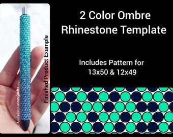 Puede incluir: Un bolígrafo de strass con degradado turquesa y azul con una punta negra. El bolígrafo se muestra en una mano, y debajo se muestra un patrón de círculos turquesa y azules. El texto "2 Color Ombre Rhinestone Template" se muestra encima del patrón. El texto "Includes Pattern for 13x50 & 12x49" se muestra debajo del patrón.