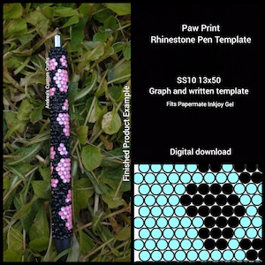 Puede incluir: Un bolígrafo negro con diamantes de imitación rosas dispuestos en un diseño de huella de pata. El bolígrafo está rodeado de follaje verde. La imagen también incluye una plantilla digital para crear un bolígrafo similar con diamantes de imitación. La plantilla está etiquetada como "Paw Print Rhinestone Pen Template" e incluye el texto "SS10 13x50 Graph and written template Fits Papermate Inkjoy Gel Digital download".