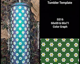 Puede incluir: Una plantilla de vaso de 30 oz con un diseño de diamantes de imitación de margarita. La plantilla mide 66 pulgadas por 69 pulgadas y 66 pulgadas por 71 pulgadas. El gráfico de colores muestra un fondo verde con margaritas blancas y centros amarillos.