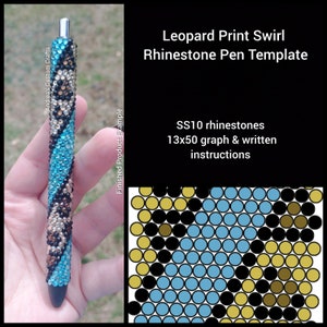 Puede incluir: Una plantilla de bolígrafo de diamantes de imitación con un diseño de estampado de leopardo. La plantilla incluye un gráfico de 13x50 y instrucciones escritas para crear un bolígrafo utilizando diamantes de imitación SS10.