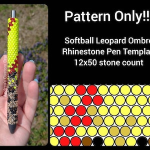 Puede incluir: Un patrón de plantilla de bolígrafo de diamantes de imitación con un conteo de piedras de 12x50. El patrón presenta un degradado de piedras amarillas, doradas, rojas y negras en un diseño de estampado de leopardo. El texto "Pattern Only!!!" está en la parte superior de la imagen. El texto "Softball Leopard Ombre Rhinestone Pen Template 12x50 stone count" está debajo del patrón.