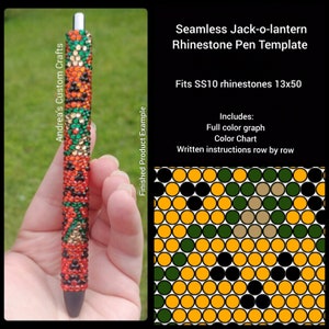 Può includere: Un modello di penna in strass Jack-o-lantern senza cuciture. Il modello è per una penna di 33 cm per 127 cm e utilizza strass SS10. Il modello include un grafico a colori completo, una tabella dei colori e istruzioni scritte riga per riga.
