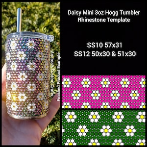 Pode incluir: Um modelo de strass para um copo Daisy Mini Hogg de 3 oz. O modelo apresenta um design de margarida com strass brancos sobre um fundo rosa e verde. O modelo está disponível em dois tamanhos: SS10 57x31 e SS12 50x30 & 51x30.
