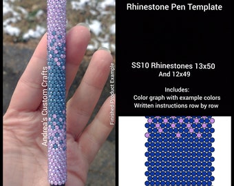 Puede incluir: Una plantilla de bolígrafo para crear un bolígrafo de strass degradado. La plantilla incluye un gráfico de colores con ejemplos de colores e instrucciones escritas fila por fila. El bolígrafo está decorado con strass rosa, azul y azul claro.