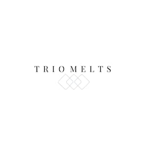 Puede incluir: La imagen muestra el texto "TRIO MELTS" en una fuente serif, con un logotipo de tres formas de diamante azul claro superpuestas. El fondo es blanco, proporcionando una est&eacute;tica minimalista.