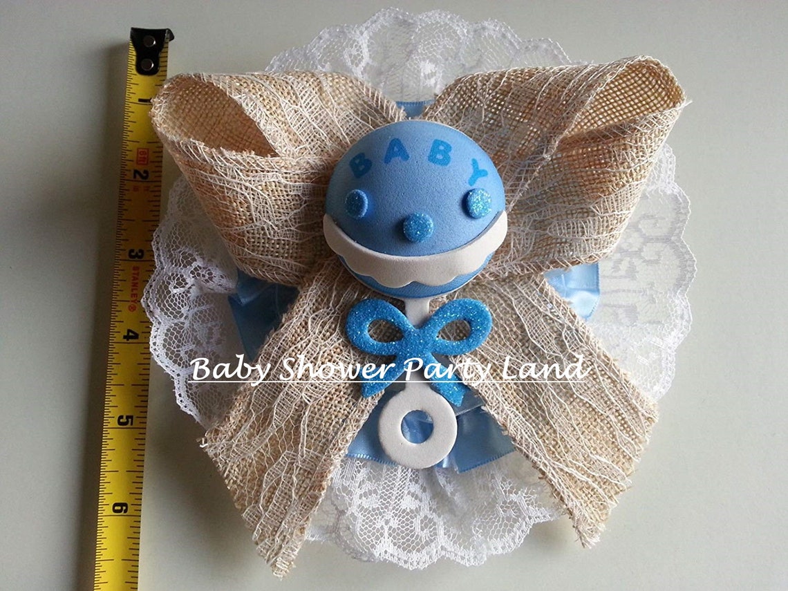 Banda De Baby Shower 'Mom To Be It's A Boy' Azul Con Sonajero, Cinta Y Corsage