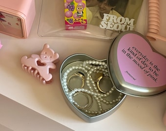 Estuche de hojalata con forma de corazón para objetos pequeños