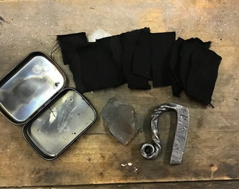 Juego personalizado de mini encendedor de acero y pedernal con mini estuche de hojalata (kit), forjado a mano.